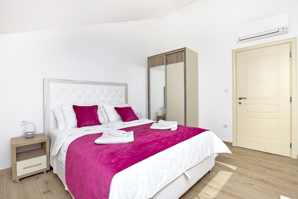 Apartments Mezini 11 12/50