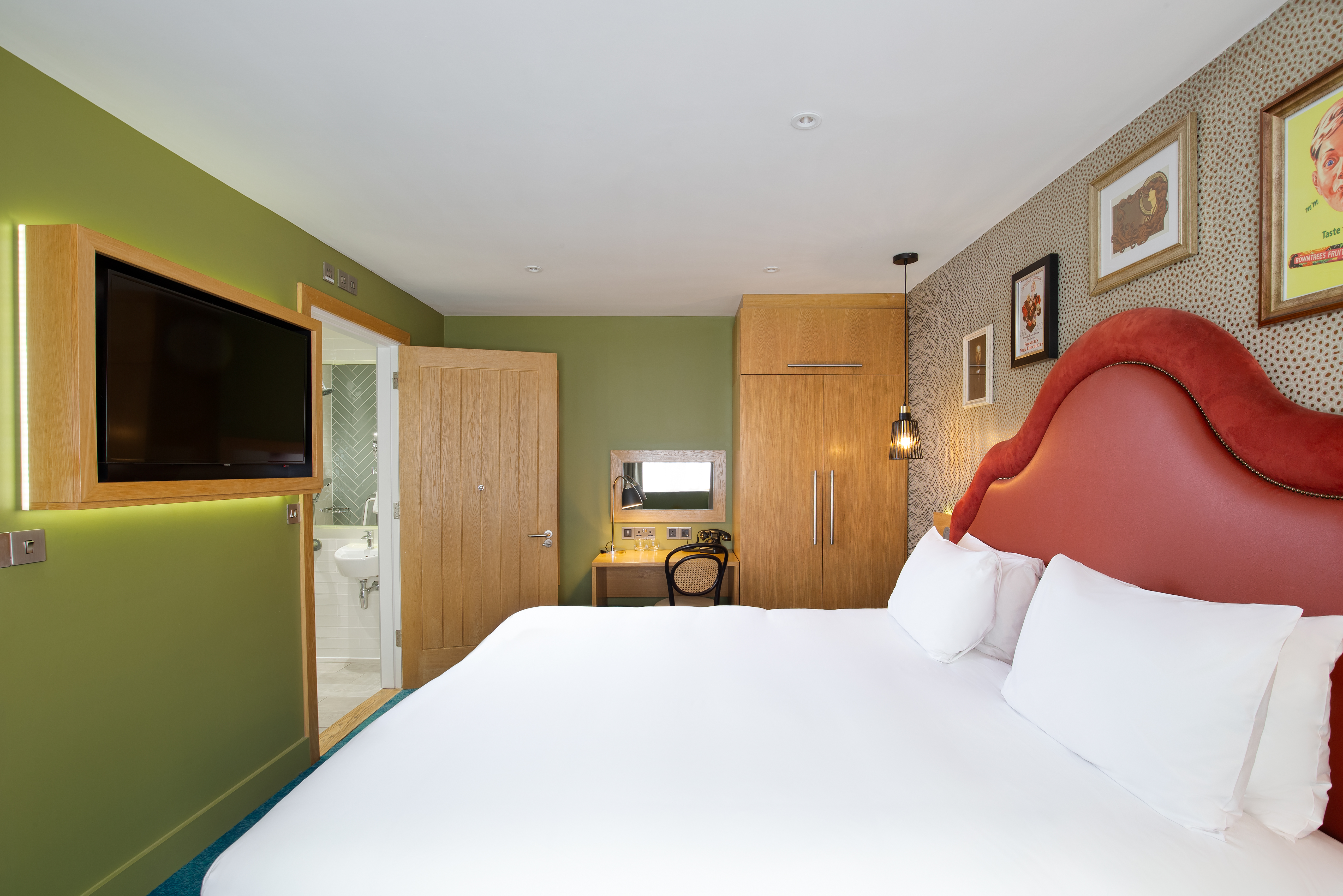 COURTYARD, KING BED, ACCESSIBLE