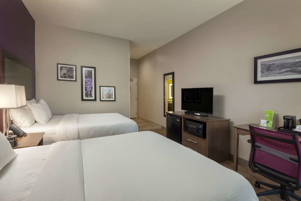 La Quinta Inn & Suites by Wyndham Visalia/Sequoia Gateway 11/60