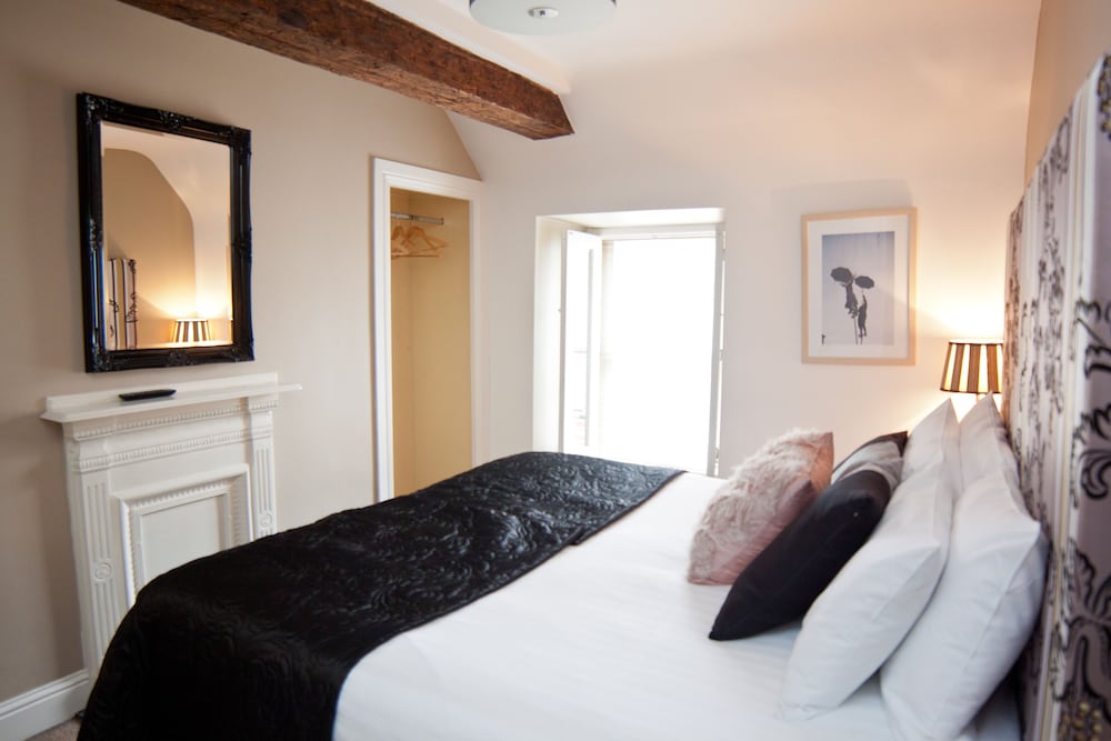 ROOM, DOUBLE BED
