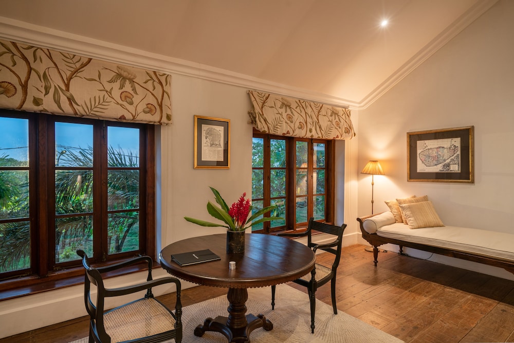 Taru Villas Rampart Street 30/50