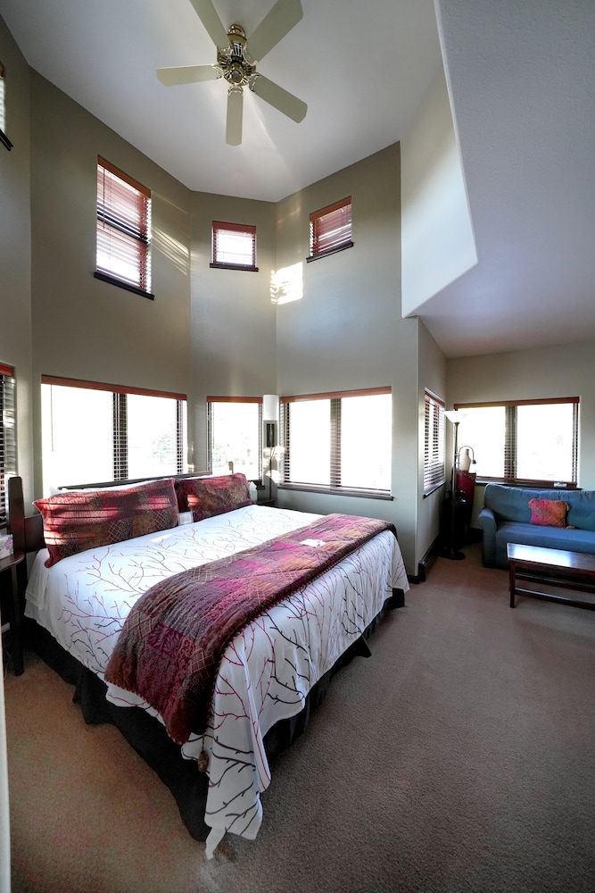 Superior, King Bed, Mountain Side, Mountain View, Sofa