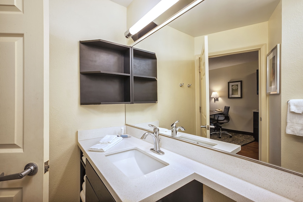 Candlewood Suites Indianapolis 16/39