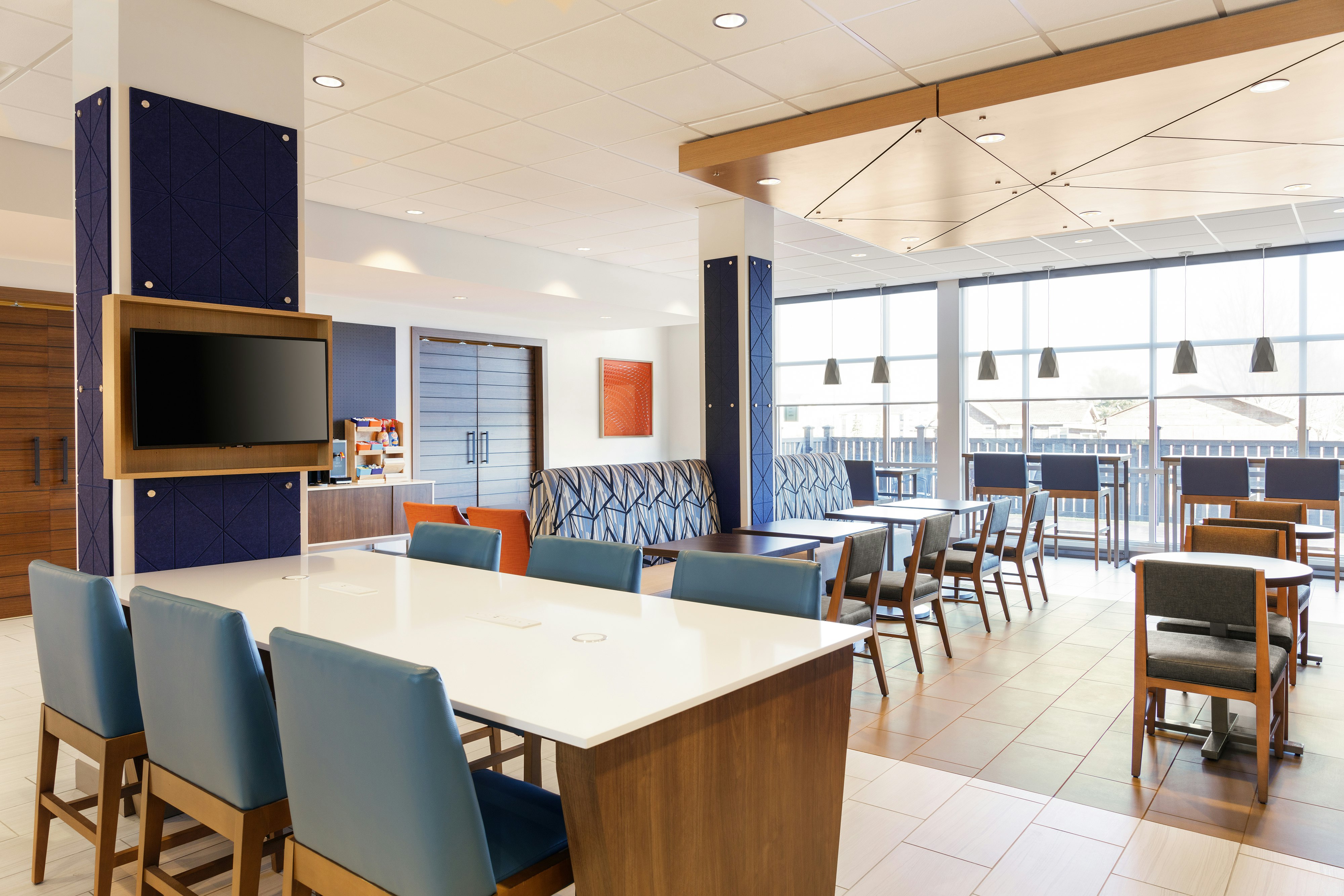 Holiday Inn Express & Suites Raleigh West - Lenovo Center 91/102