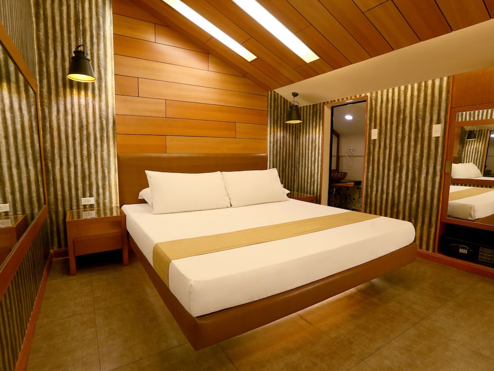 SUITE, QUEEN BED