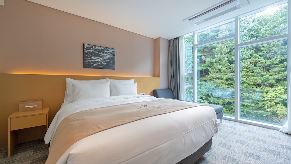 Signature, Forest, Suite, 2 King Beds, Single Bed