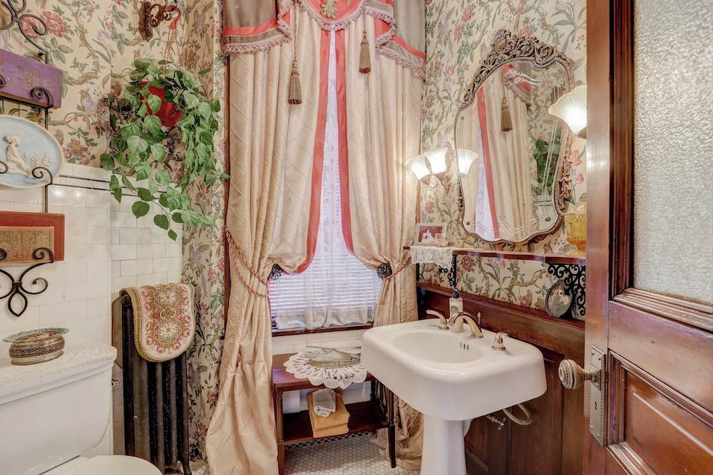 Schuster Mansion Bed & Breakfast 47/51
