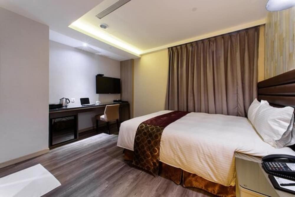 BUSINESS, QUEEN BED