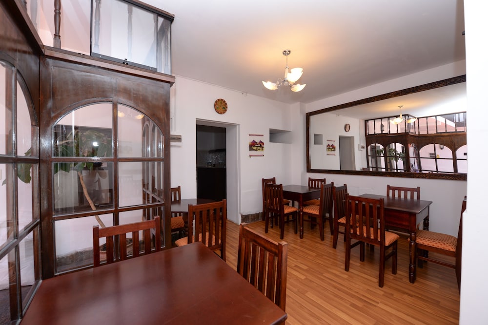 Yabar Hotel Plaza 51/65