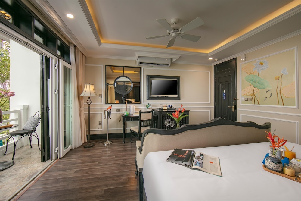 Gold, Suite, King Bed, Panoramic View, Balcony، Golden Holiday Hoi An Hotel 3/5