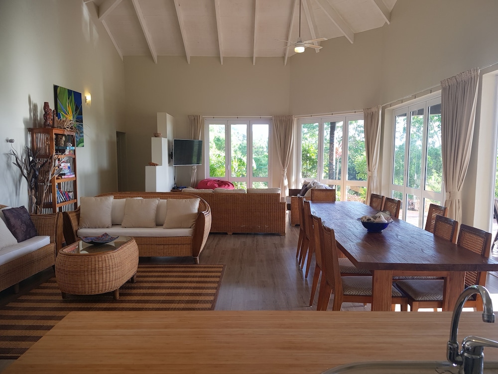 Muri Beach Resort 37/75