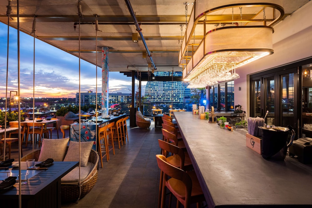 Dolce by Wyndham Hollywood 68/74