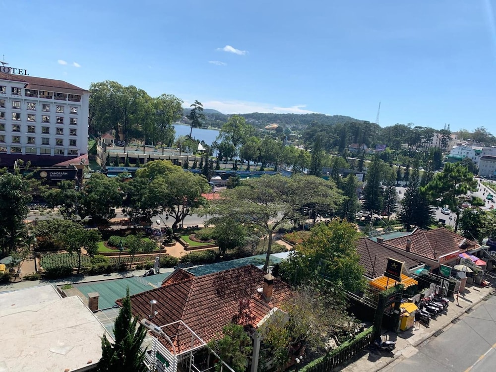 Royal Hotel Dalat 55/57