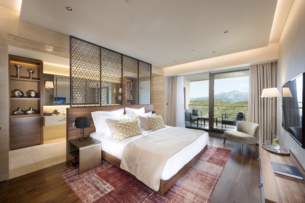 Premier, Suite, Double Bed, Mountain View