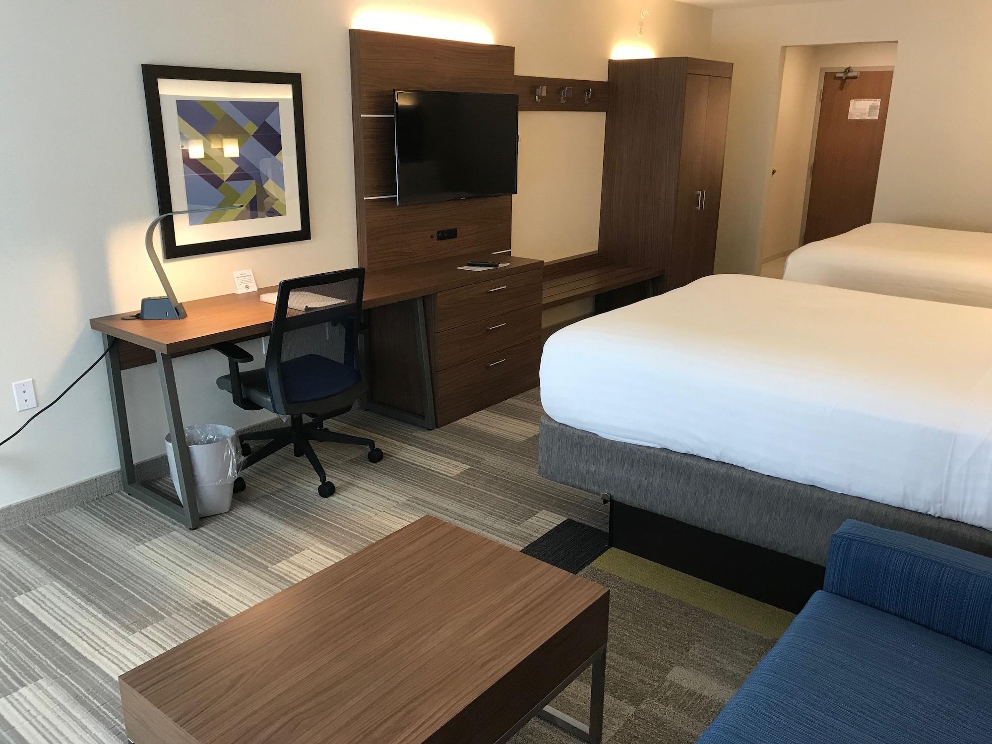 Suite, Multiple Beds, Living Area
