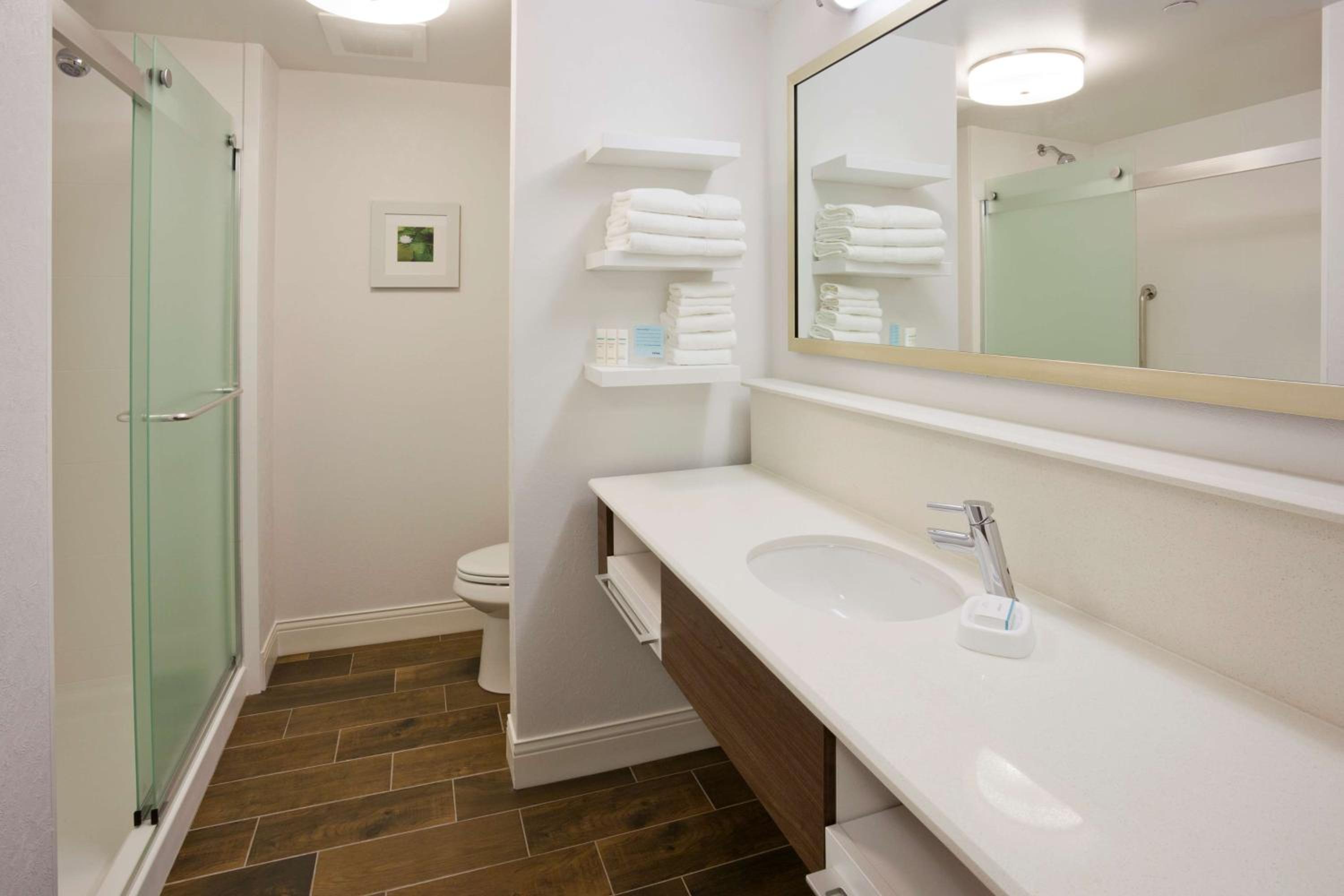 غرفة بسرير كينج وسريرين كوين لذوي الإعاقة، Hampton Inn Bloomington West 4/5