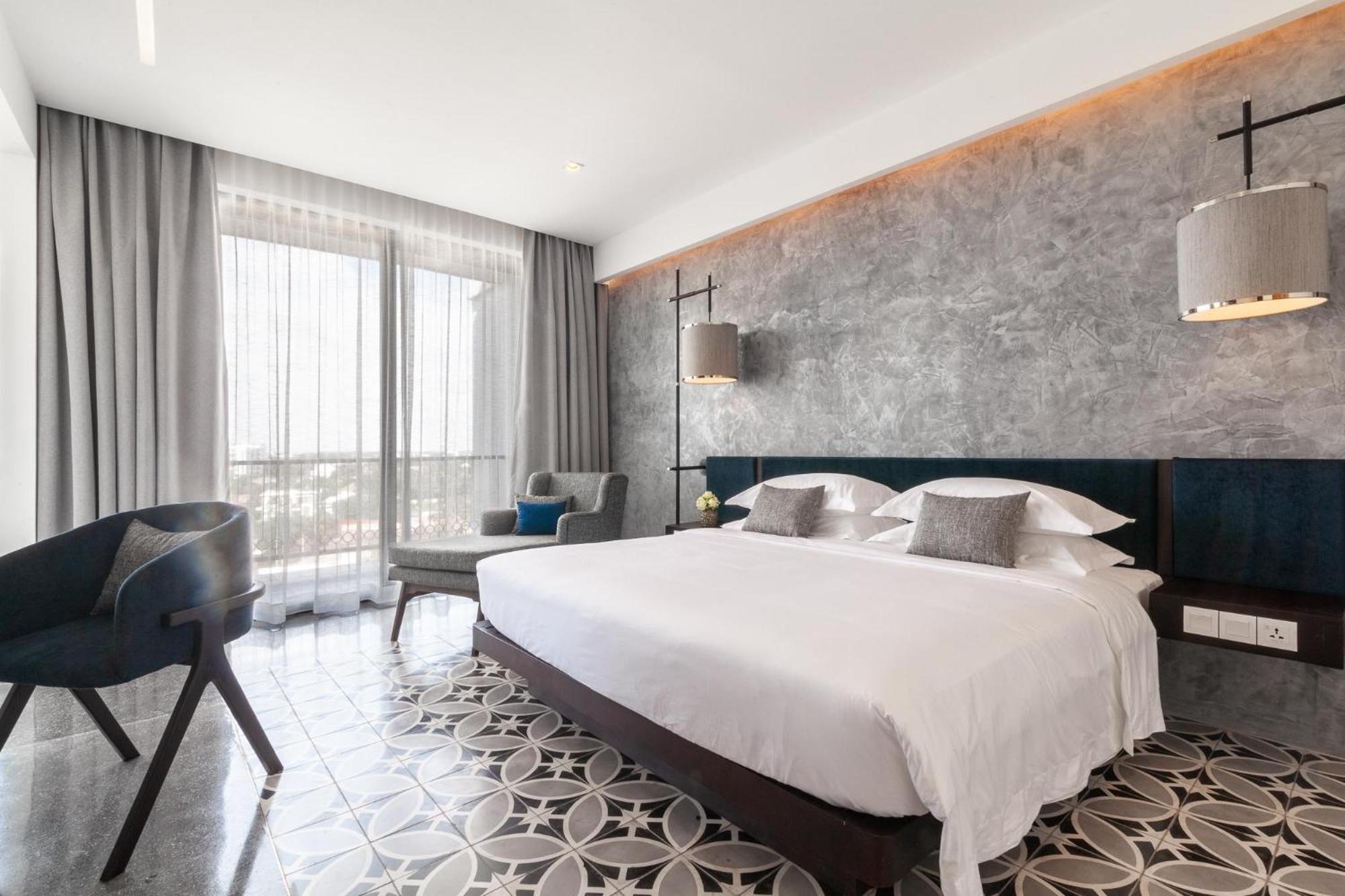 Deluxe, King Bed
