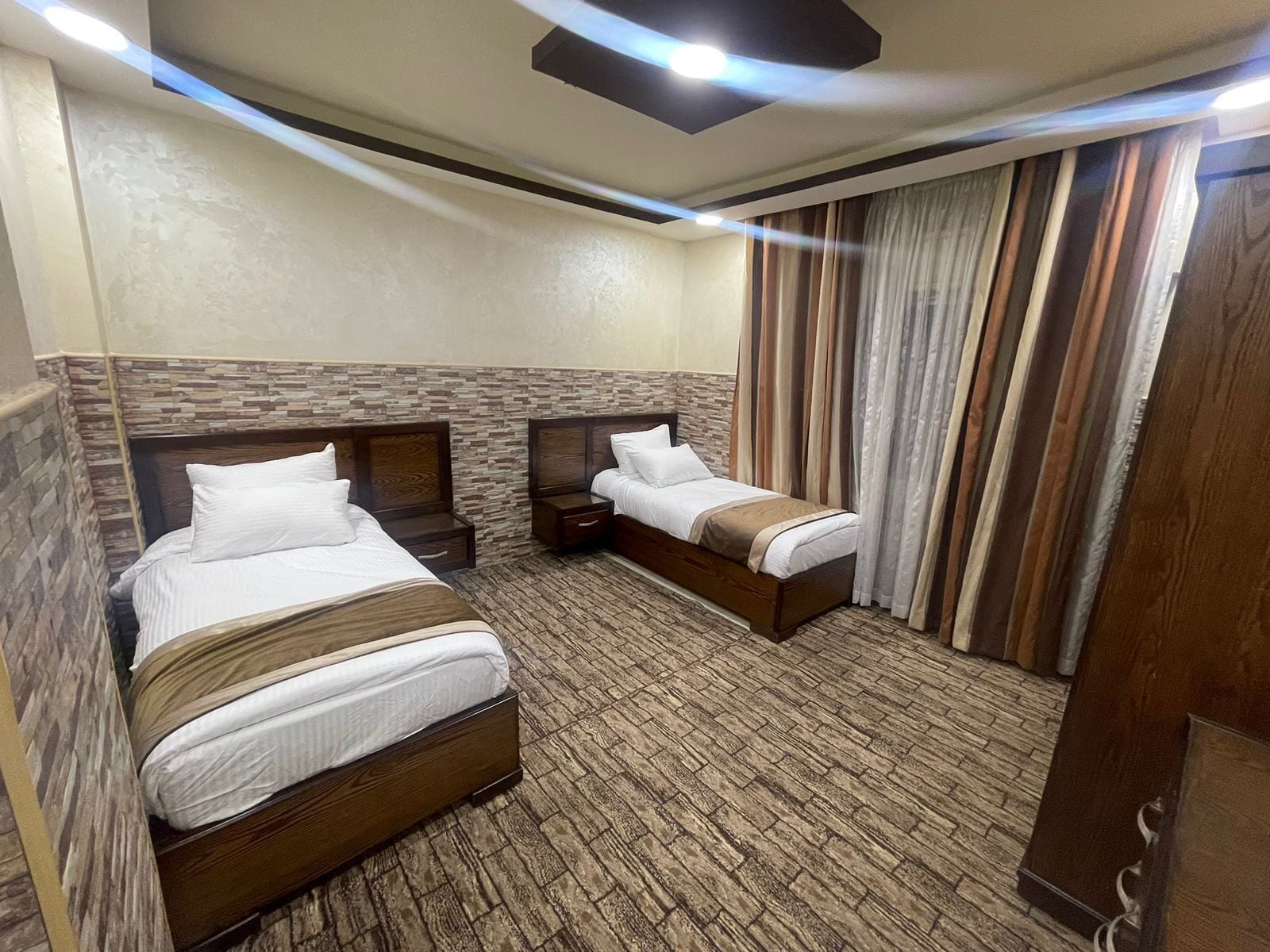 ROOM, TWIN BEDS