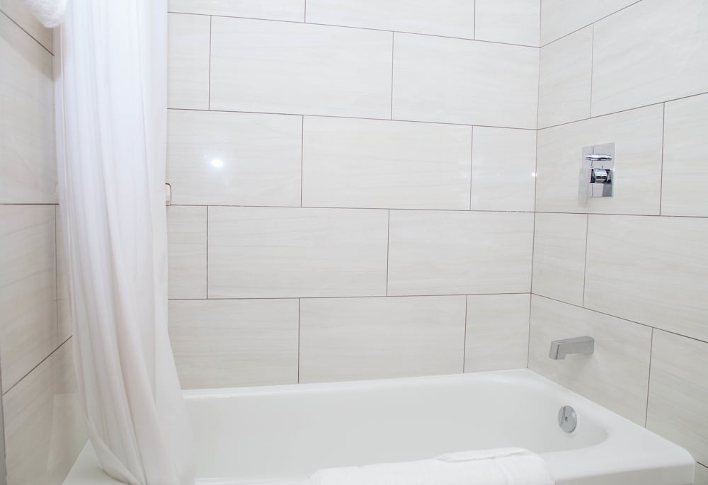 Twin Pine Inn & Suites 43/45