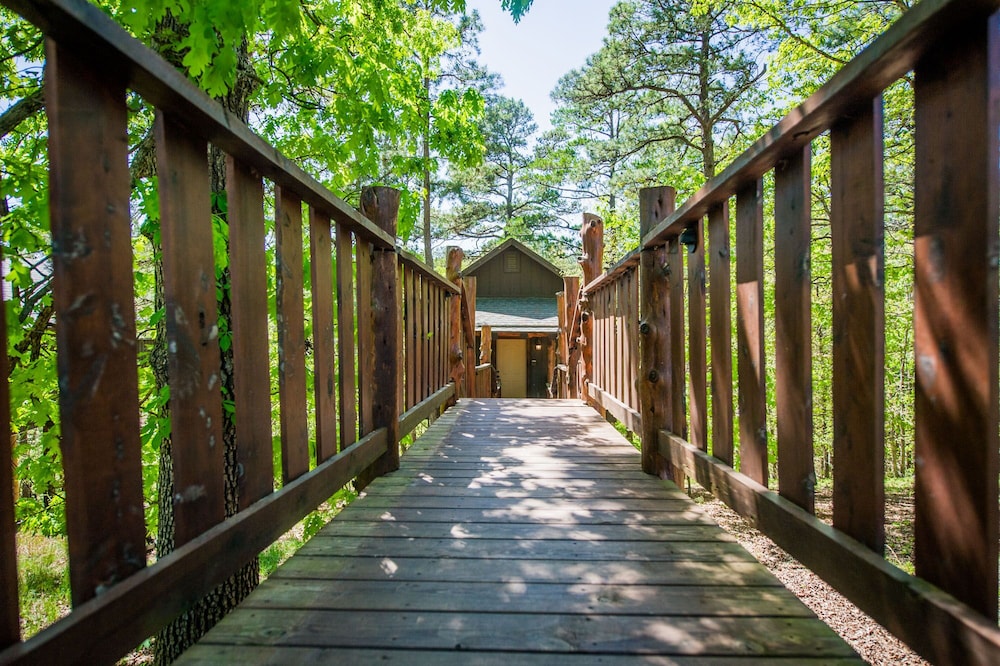 Eureka Springs Treehouses, Hobbit Caves &amp; Castles 39/52