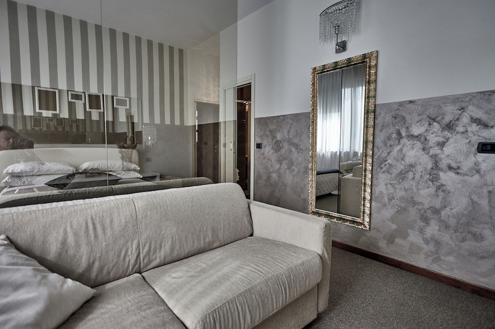 Rouge Hotel International 12/50