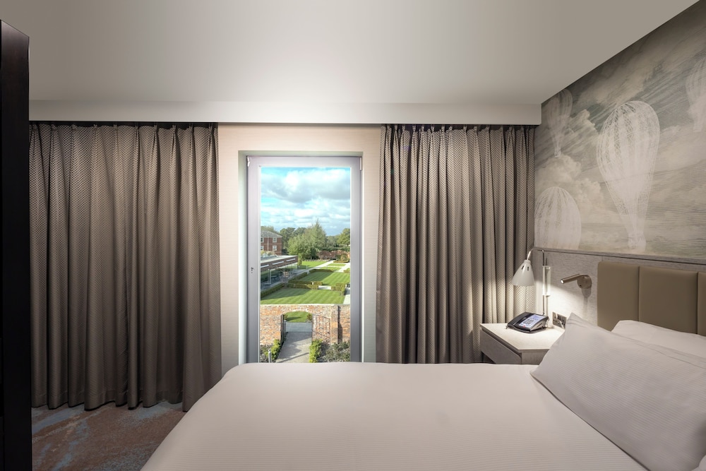 غرفة ديلوكس عائلية بسرير كينج مع أريكة، DoubleTree by Hilton Hotel & Spa Chester 3/10
