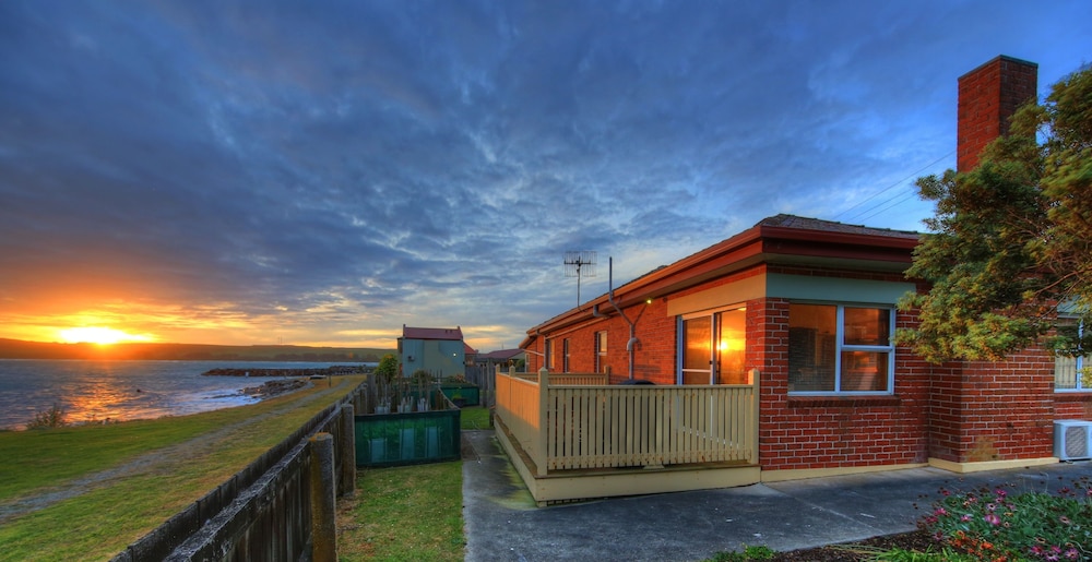 STANLEY VILLAGE WATERFRONT ACCOMMODATION 6/70