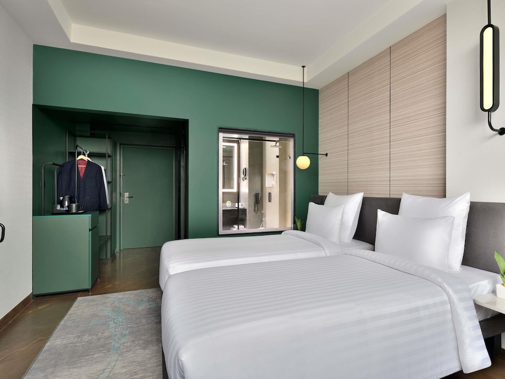 Superior, Twin Beds, City View 5/10