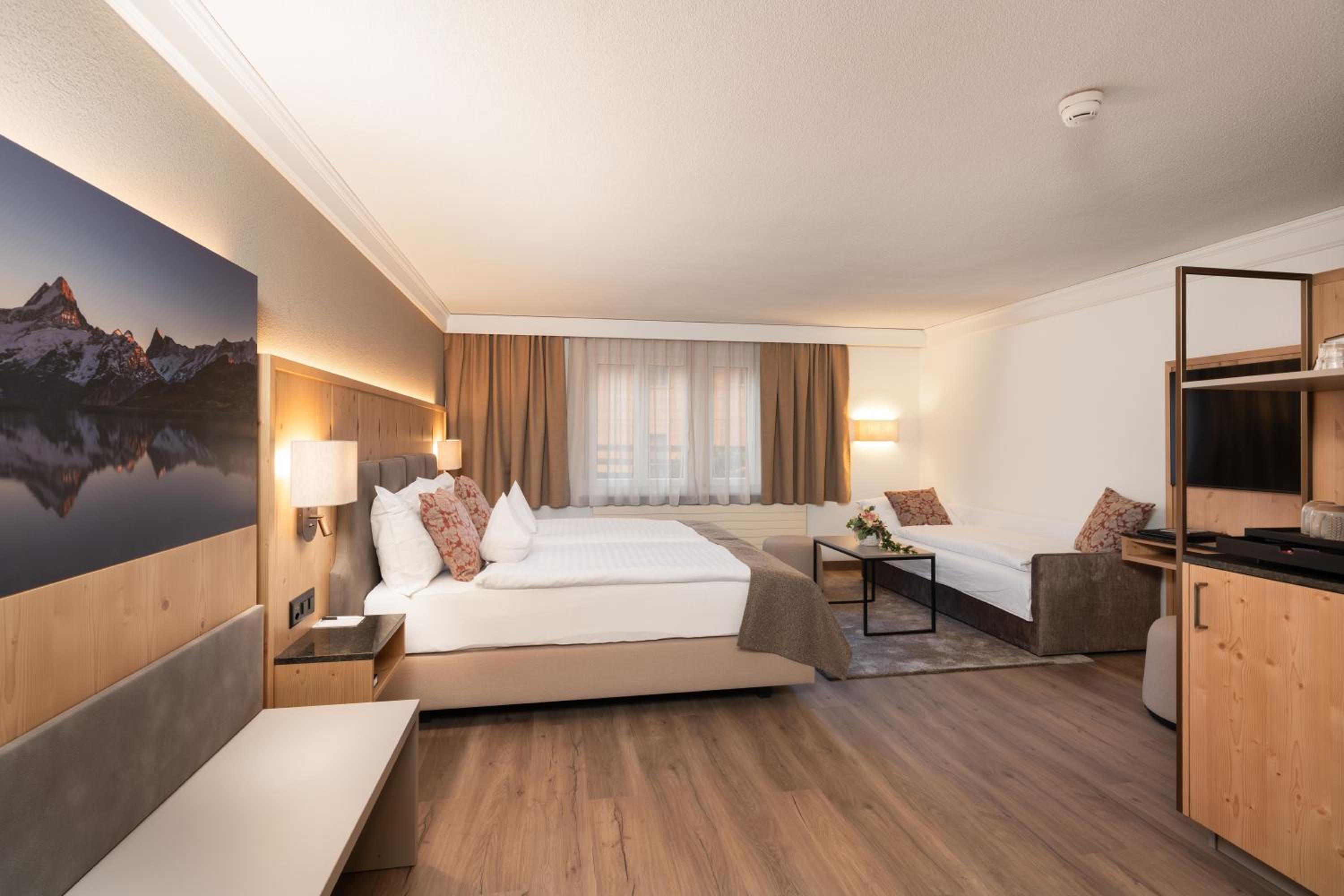 Room, Quadruple, 2 Sofa