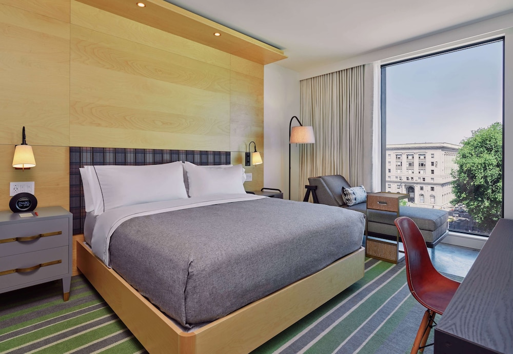 DELUXE, KING BED, CITY VIEW, ACCESSIBLE