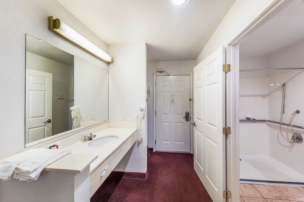 Travelodge by Wyndham Decatur TX 13/39