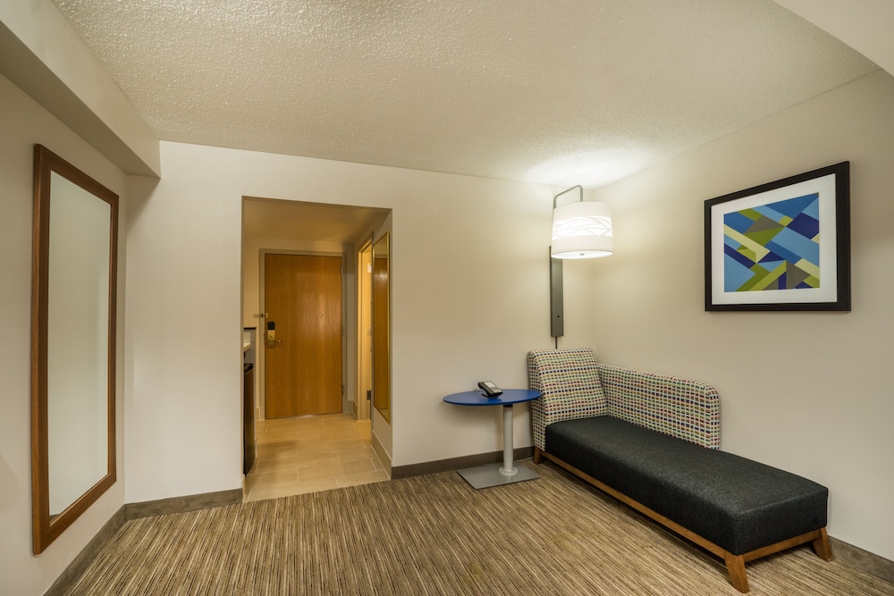 Holiday Inn Express Hotel Suites Louisville East 39/52