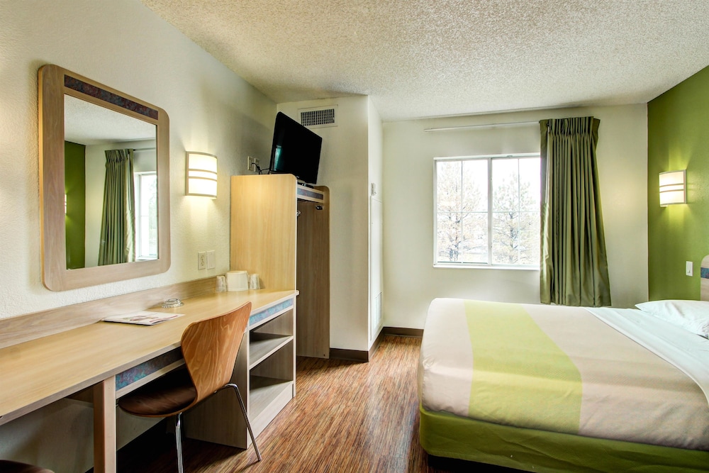 Super 8 by Wyndham Aurora East 9/23