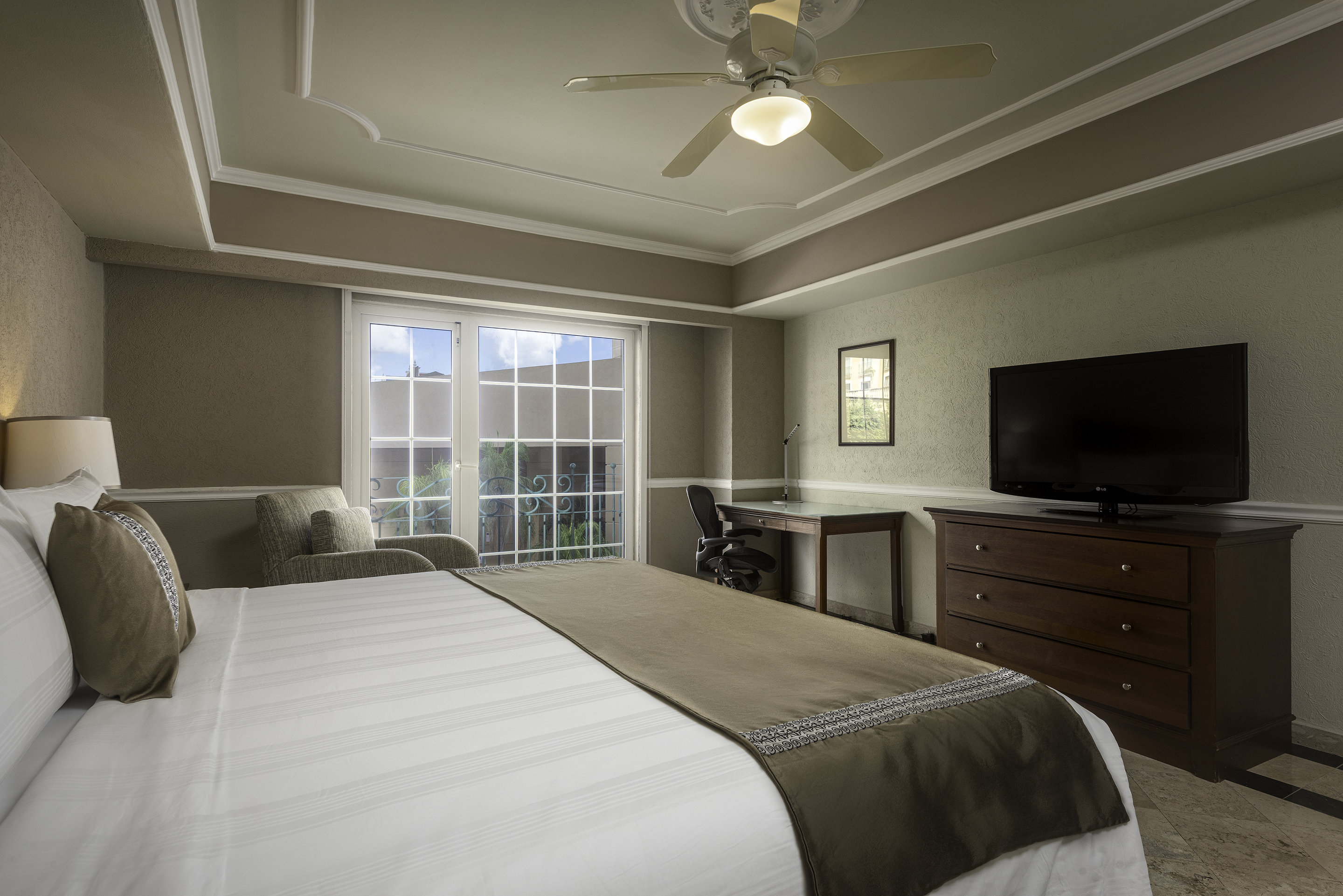 DESIGN, COLONIAL, DELUXE, KING BED