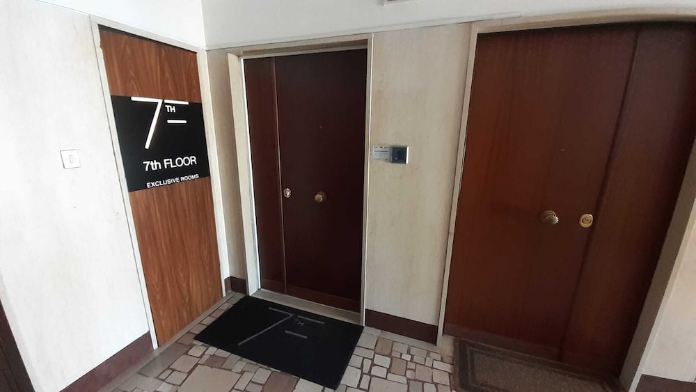 7th Floor Suite 27/50