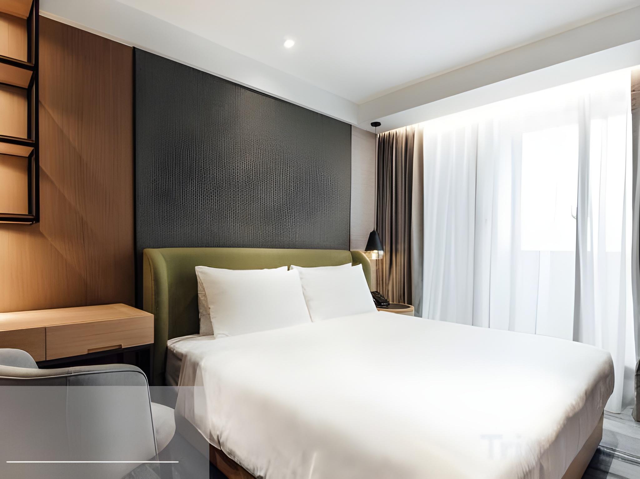 Superior, King Bed, Accessible
