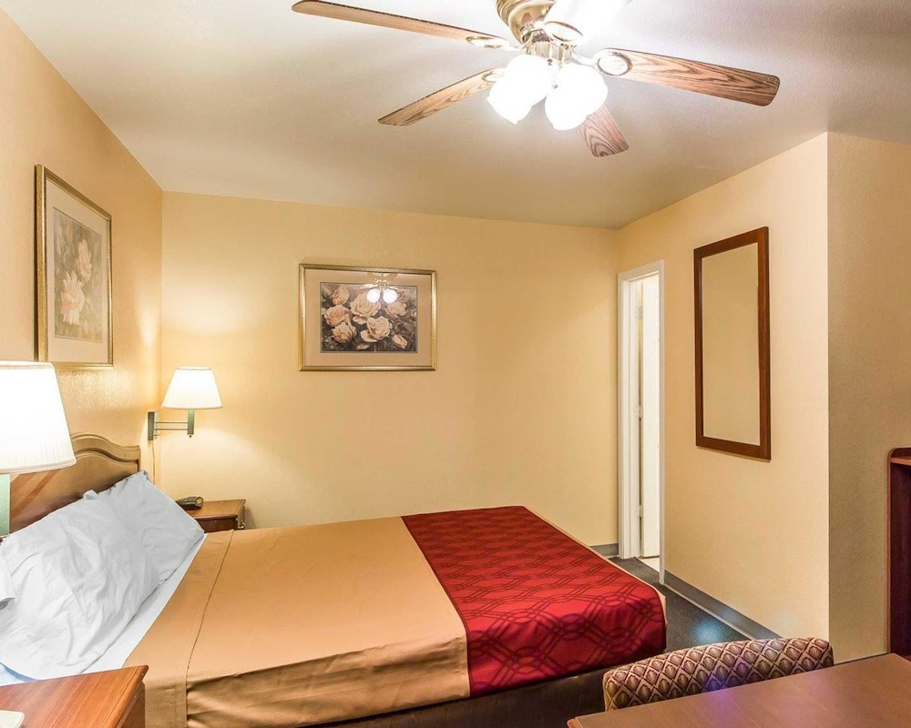 Econo Lodge Bartlesville Hwy 75 16/34