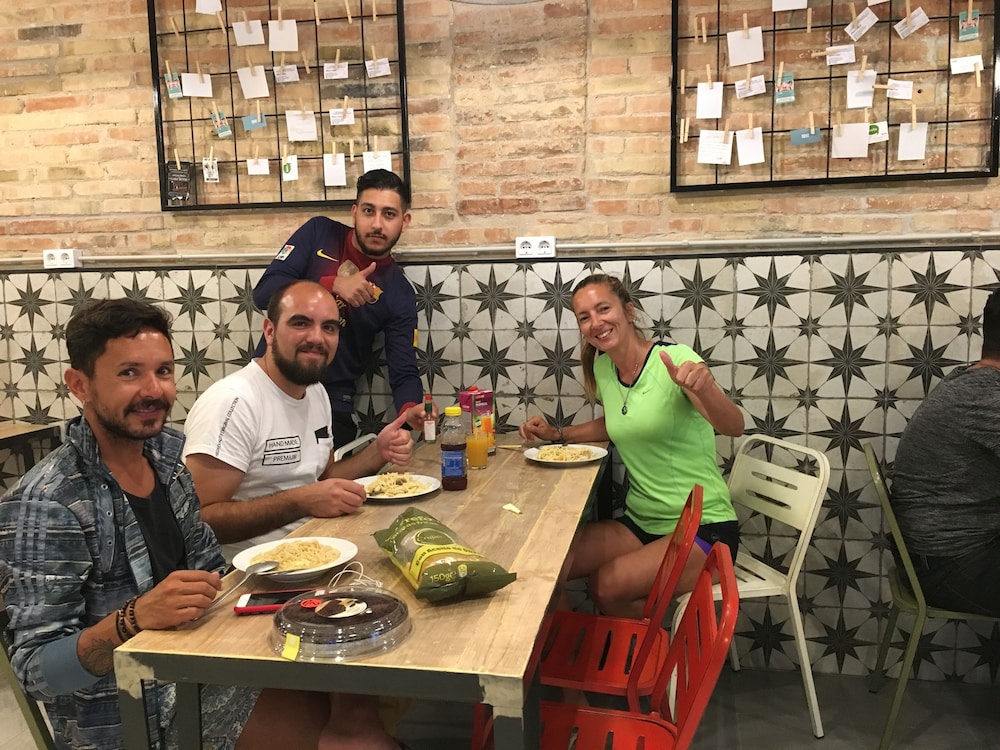 Hola Hostal Collblanc 12/22