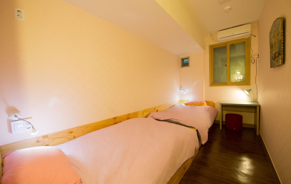 ROOM, TWIN BEDS