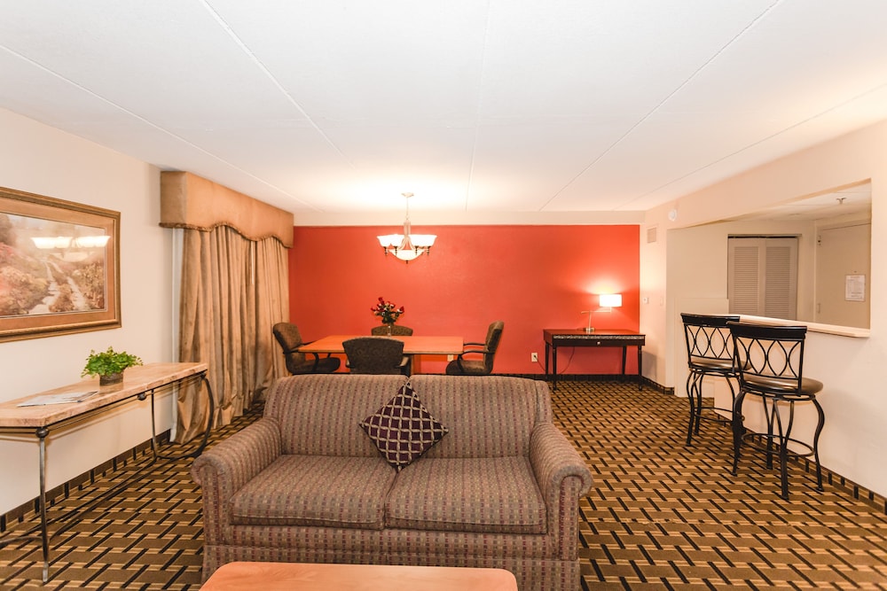 Ramada by Wyndham Plymouth Hotel and Conference Center 38/57