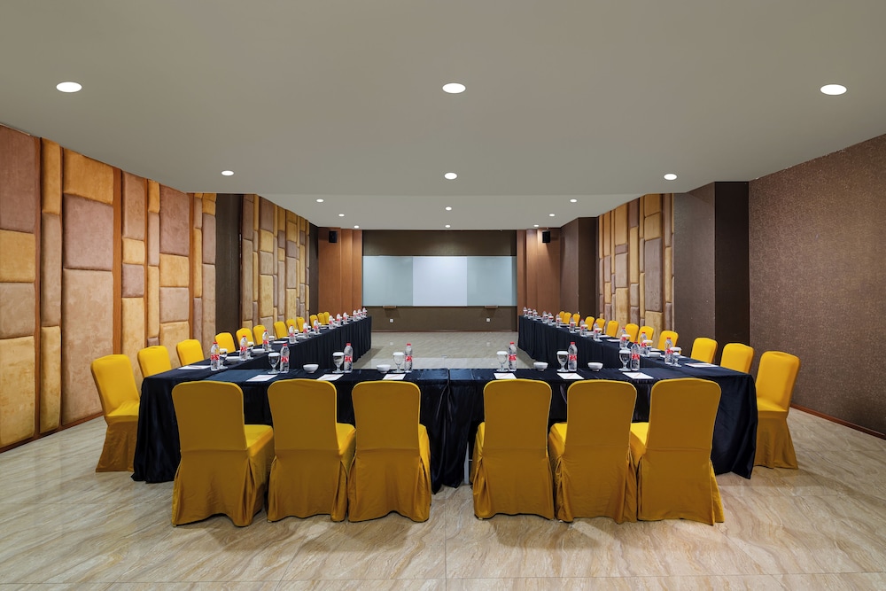 Swiss-Belhotel Waterfront Makassar 40/50