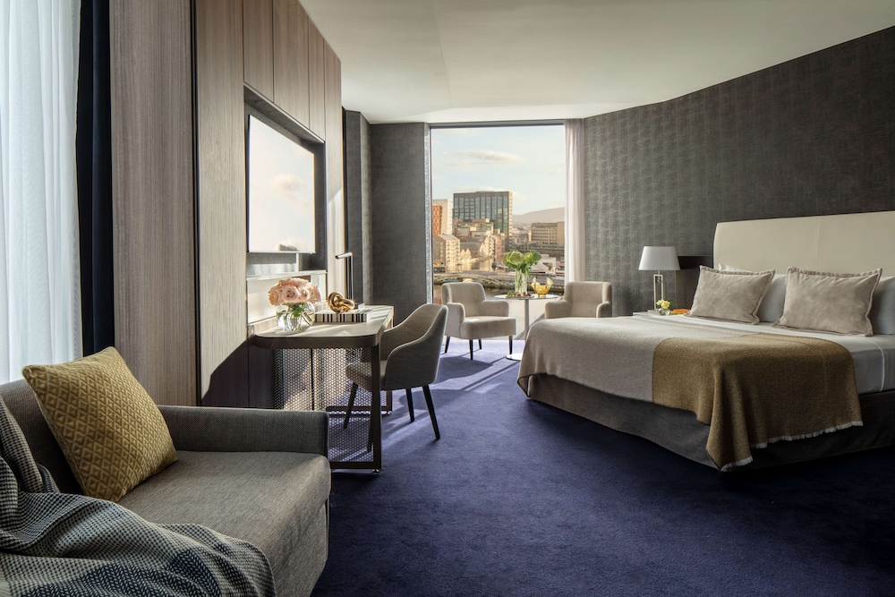 جناح جونيور ركني بسرير كينج بإطلالة مع أريكة، Anantara The Marker Dublin Hotel 2/4