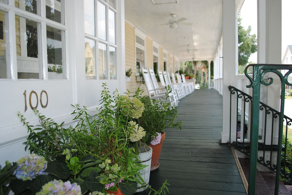 Lakeside Inn 36/67
