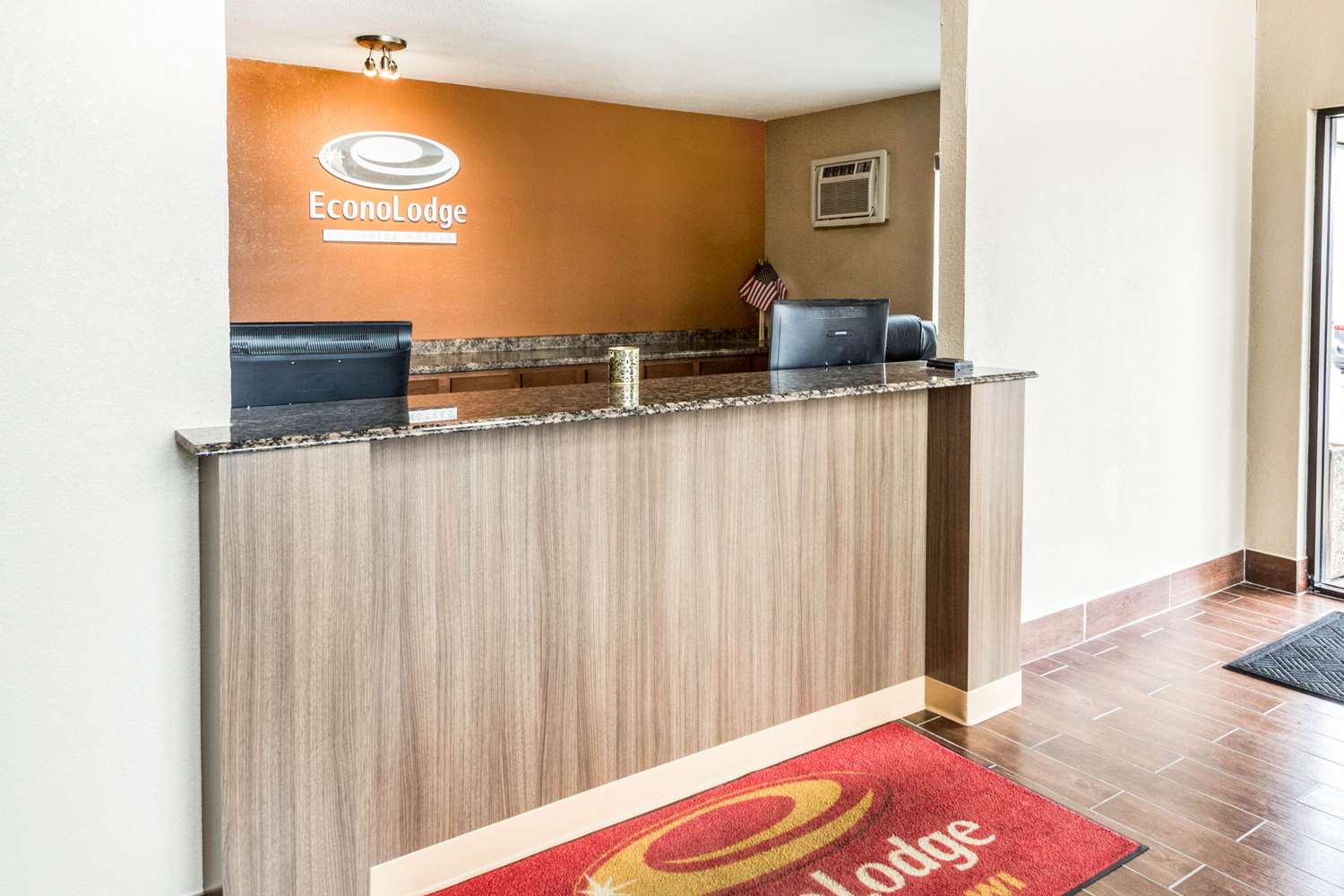 Econo Lodge La Crosse North 6/27