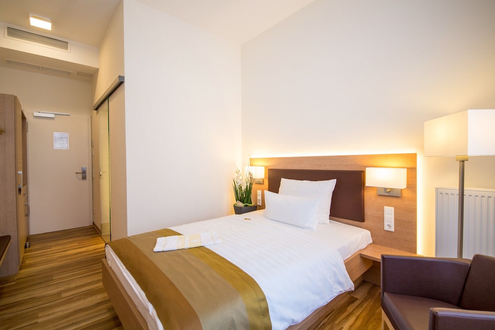 Hotel & Restaurant Goldener Pflug 10/77