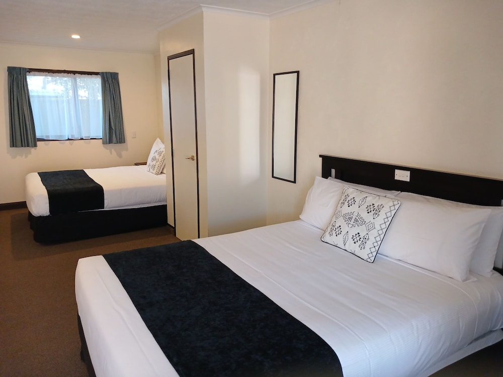 Studio, Queen Bed, Accessible