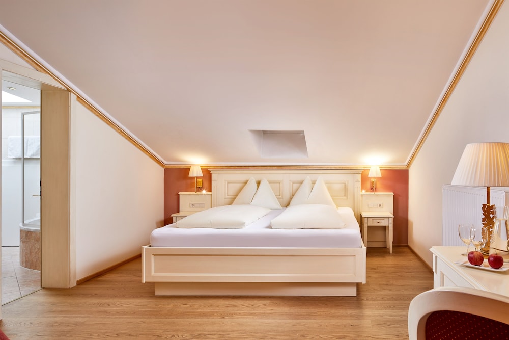 SUPERIOR, DOUBLE BED, LAKE VIEW, BALCONY