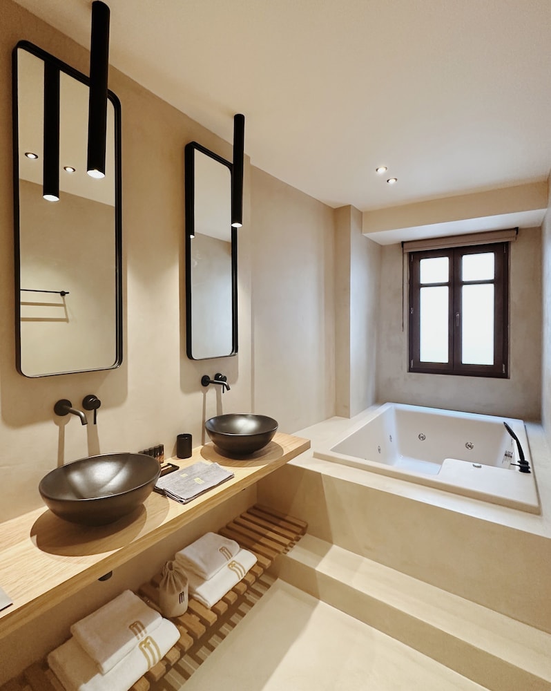 Monastery Estate House 40/47