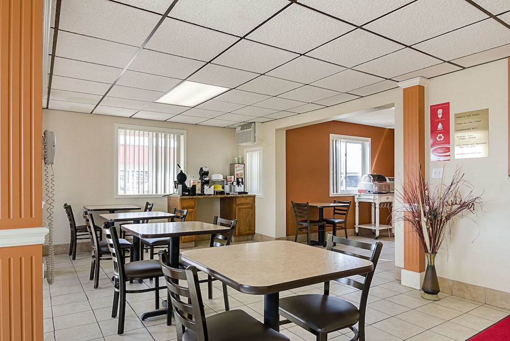 Econo Lodge Hays I-70 41/54