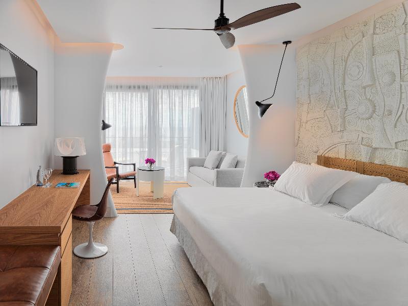 ROOM, DOUBLE OR TWIN BED